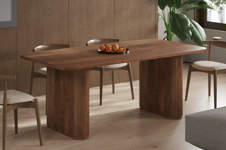 Tafel 'Jean' 200 cm Deens Ovaal van massief mango hout, met een schaal fruit erop, omgeven door een moderne interieursetting.