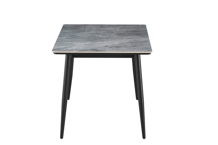 Tafel 'Kenzo' 140 cm, rechthoekig met zwart metalen onderstel en grijs stenen blad, geschikt als stijlvol meubelstuk voor moderne interieurs.