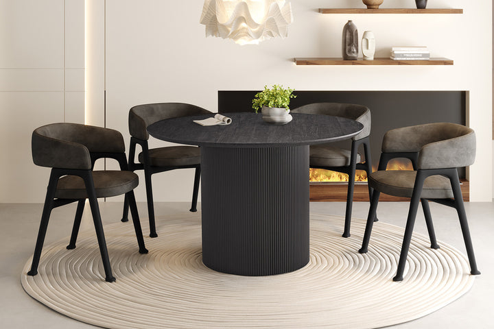 Ronde tafel 'Lagos' 120 cm, donkerbruin decor, met plantenpot bovenop en omringd door stoelen, past perfect in elke woonruimte.