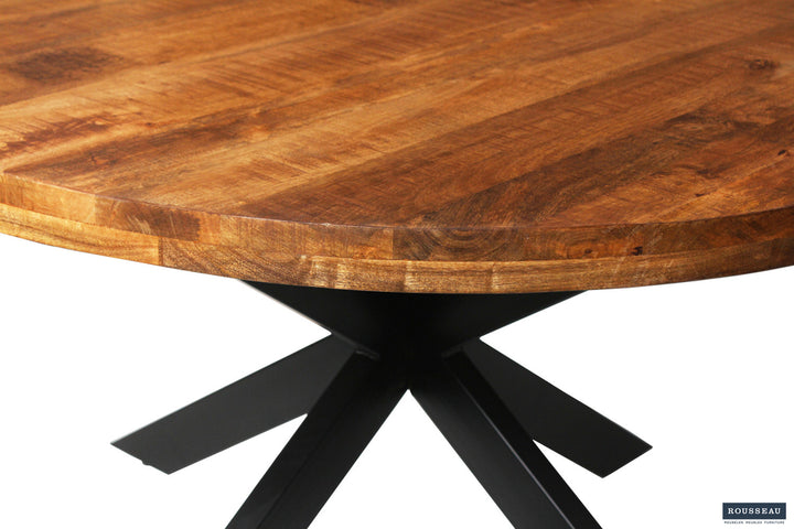 Ronde tafel 'Maria' 130 cm, gemaakt van exotisch mango hout, met een stevige metalen structuur. Perfect voor elk interieur uit Furndaily's assortiment.