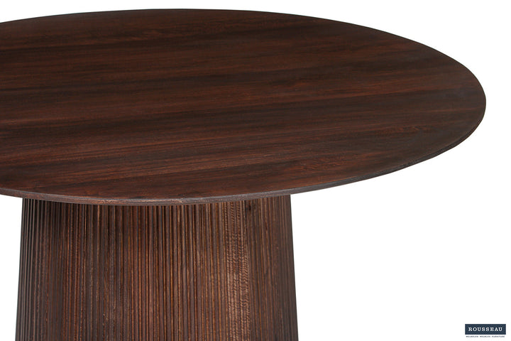 Tafel 'Miguel' 130 cm rond, close-up van donkerbruin mango houten oppervlak, benadrukt massieve structuur en ambachtelijke afwerking, passend bij Furndaily's veelzijdige meubelaanbod.