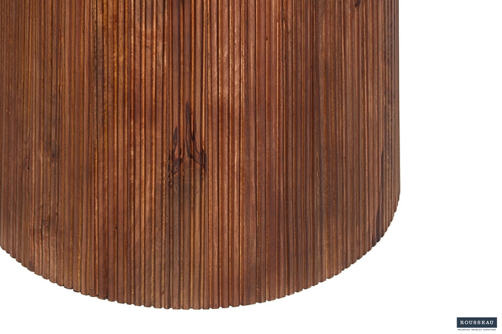 Close-up van het houten oppervlak van Tafel 'Miguel', een ronde tafel van 130 cm in lichtbruin massief Mango hout met zichtbare houtnerf.