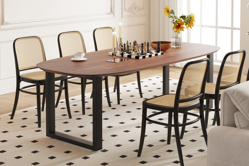 Tafel 'Tommy' 220x100 cm met Deens ovaal design en U-poot, gemaakt van exotisch mango hout, met een schaakbord en stoelen.