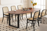 Tafel 'Tommy' 220x100 cm met Deens ovaal design en U-poot, gemaakt van exotisch mango hout, met een schaakbord en stoelen.