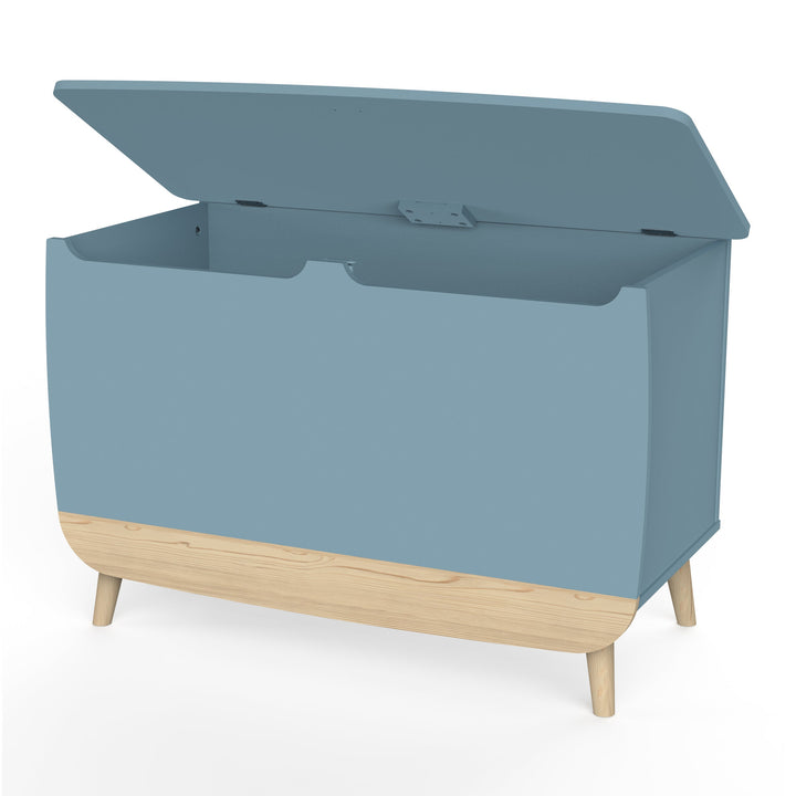 Opbergkist Firmiana Blauw met houten poten, geschikt voor kinderkamer of woonkamer. Gemaakt van gelakt MDF, afmetingen 80x39x59cm, geproduceerd in Frankrijk.