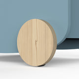 Opbergkist op wielen Firmiana Blauw, modern en ruim, ideaal voor speelgoedopslag in elke kamer. Gemaakt van hout, op een blauwe ondergrond geplaatst.