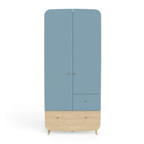 Kledingkast Firmiana Blauw: een moderne kinderkamerkast met blauwe deuren, lades en houtaccenten, ideaal voor opbergen en speelplezier in elke kinderkamer.