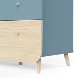 Kledingkast Firmiana Blauw: Moderne blauwe kinderkamerkast met ruime lades en compartimenten voor georganiseerde opslag, perfect voor avontuurlijke kinderfantasieën.